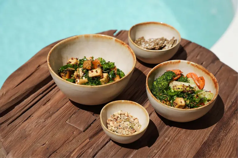 The Cascais Bowl Schale von Bazar Bizar, Größe M, Weiß mit Goldakzent, Ansicht 4