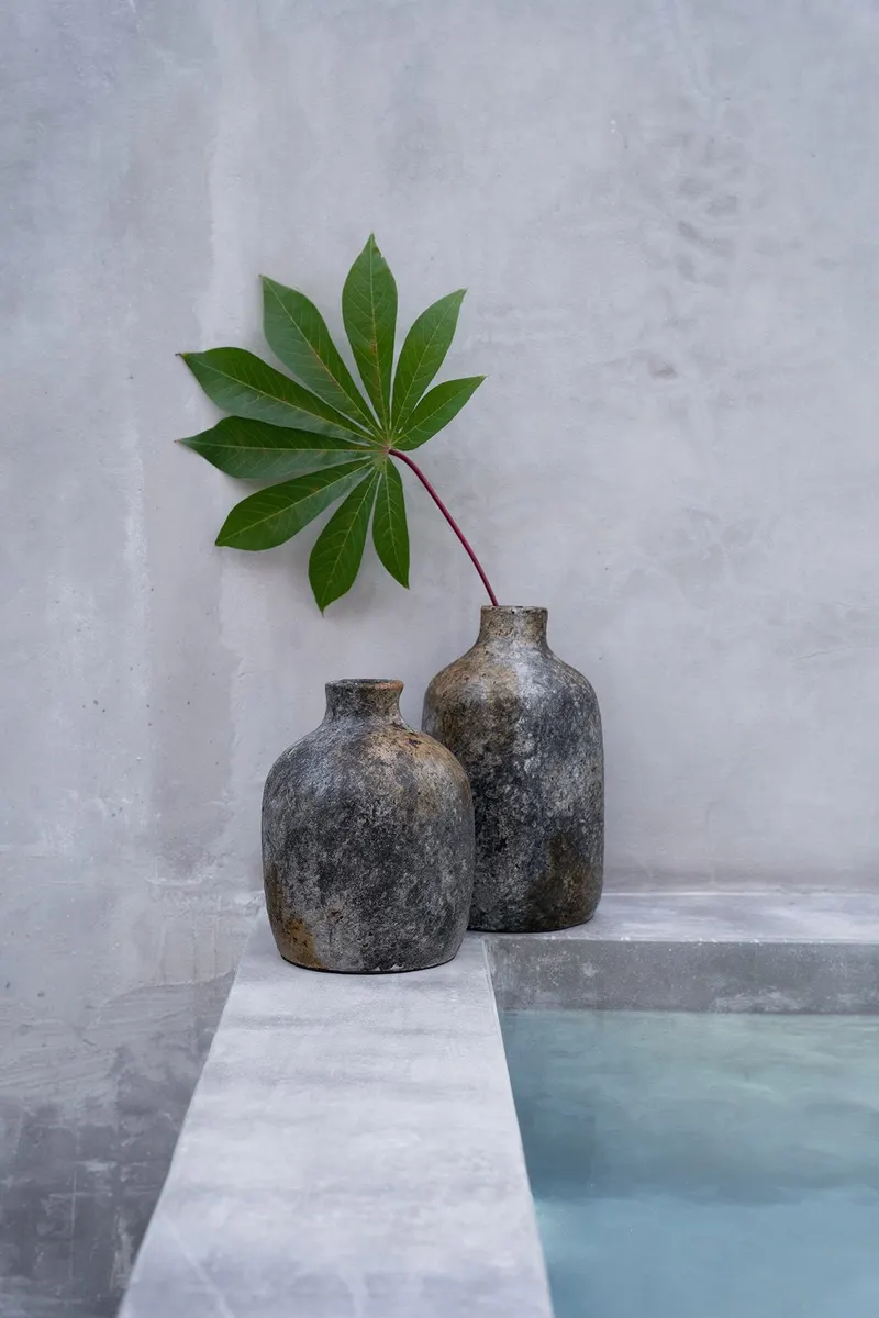 The Classy Vase, Vase aus Terrakotta von Bazar Bizar, Größe L, Antikgrau, Ansicht 2