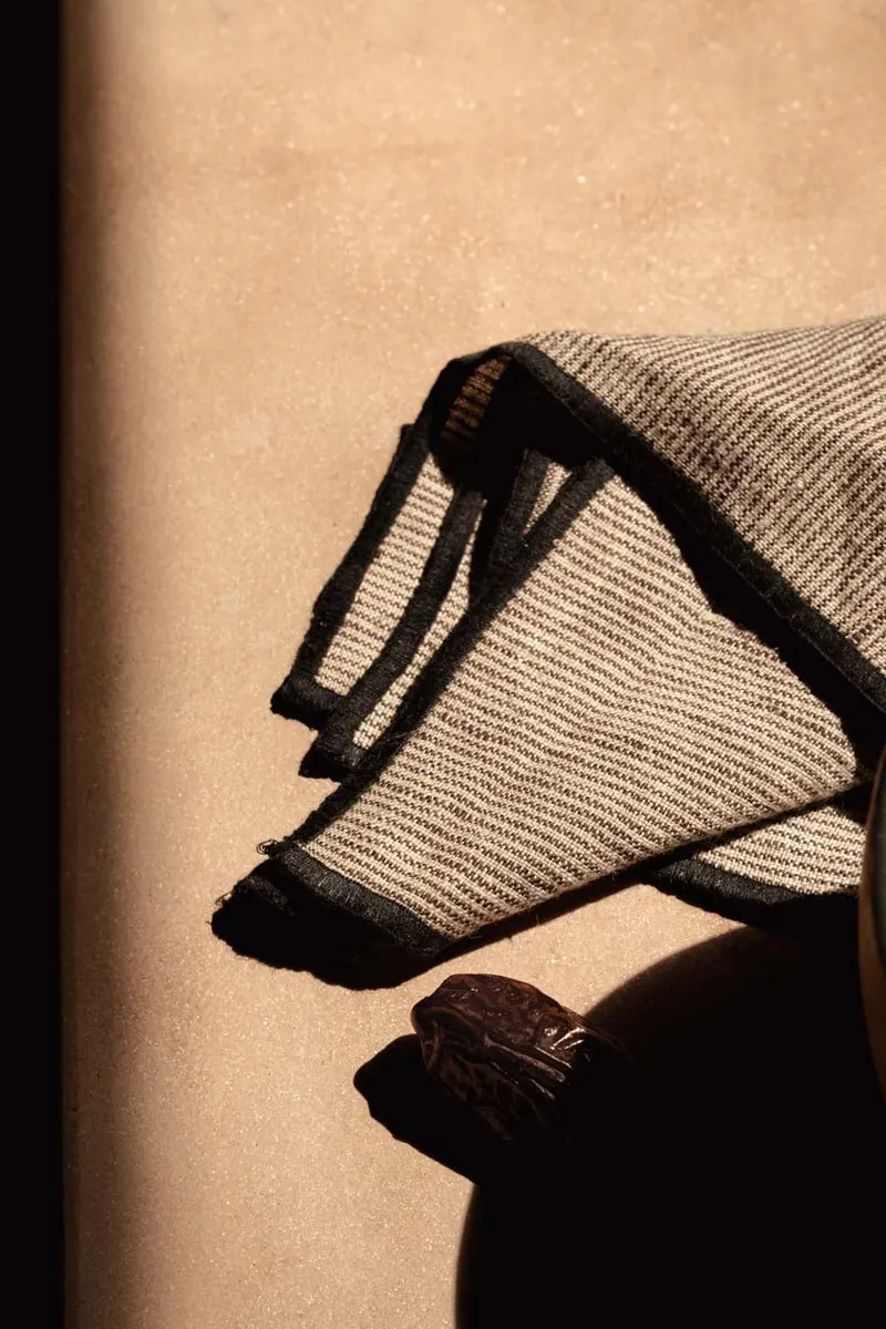 The Code Linen Napkin, Leinenserviette von Bazar Bizar, Größe 45 × 45 cm, Natur / Schwarz, Ansicht 2