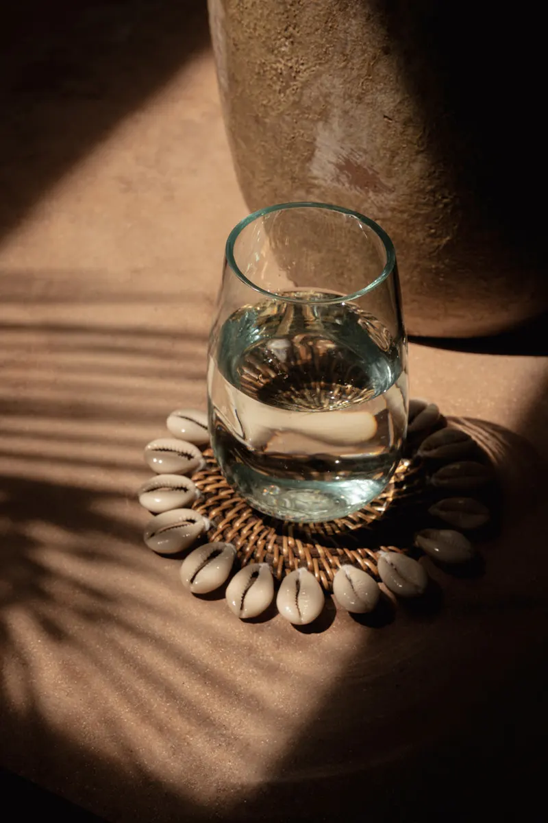 The Colonial Shell Coaster Untersetzer aus Rattan und Muscheln von Bazar Bizar, Größe 15 × 15 × 1 cm, Natur / Braun, Ansicht 2