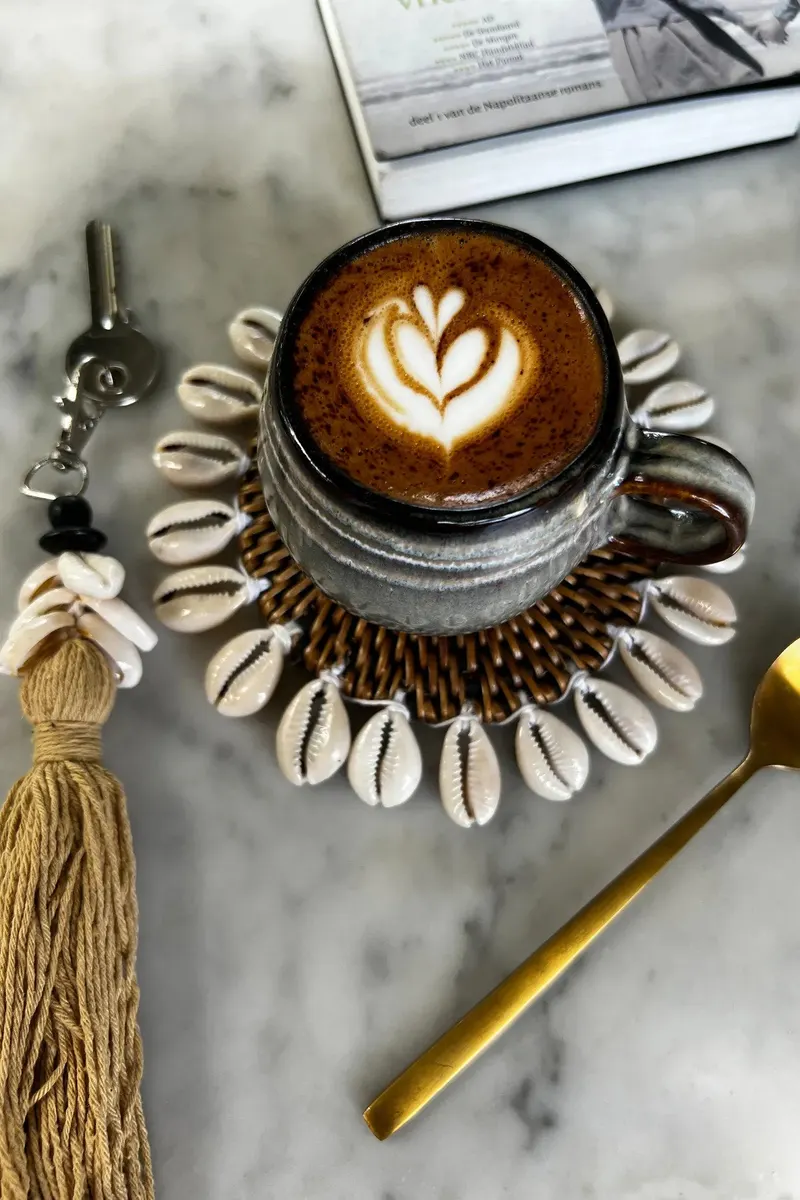 The Colonial Shell Coaster Untersetzer aus Rattan und Muscheln von Bazar Bizar, Größe 15 × 15 × 1 cm, Natur / Braun, Ansicht 3