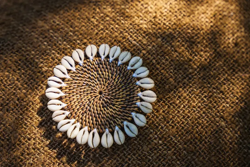The Colonial Shell Coaster Untersetzer aus Rattan und Muscheln von Bazar Bizar, Größe 15 × 15 × 1 cm, Natur / Braun, Ansicht 4