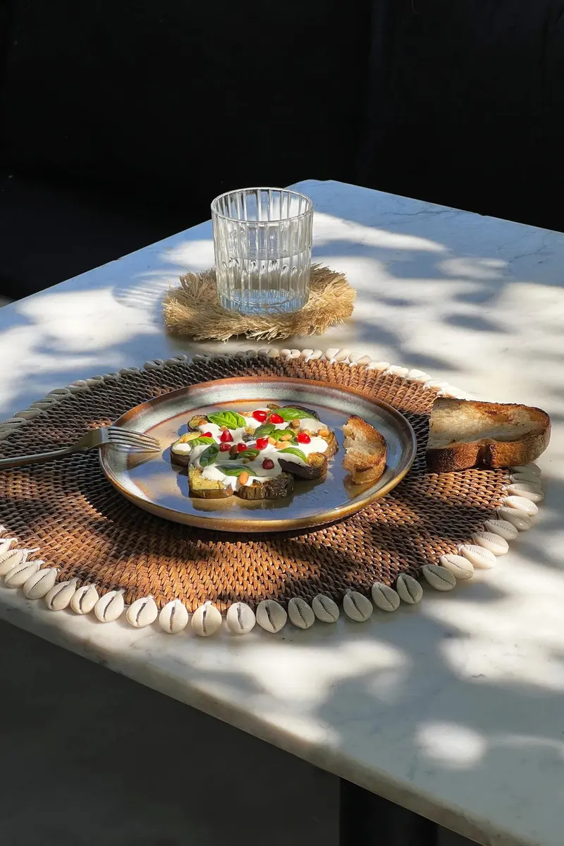 The Colonial Shell Placemat, Platzset aus Rattan und Muscheln von Bazar Bizar, Größe 40 × 40 × 1 cm, Natur / Braun, Ansicht 3