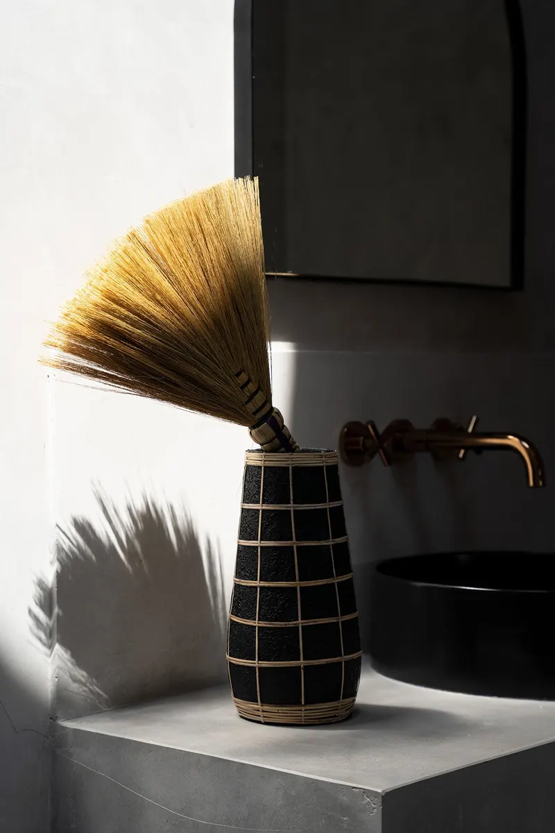 The Cutie Vase, Terrakotta- und Rattanvase von Bazar Bizar, Größe L, Natur / Schwarz, Ansicht 3