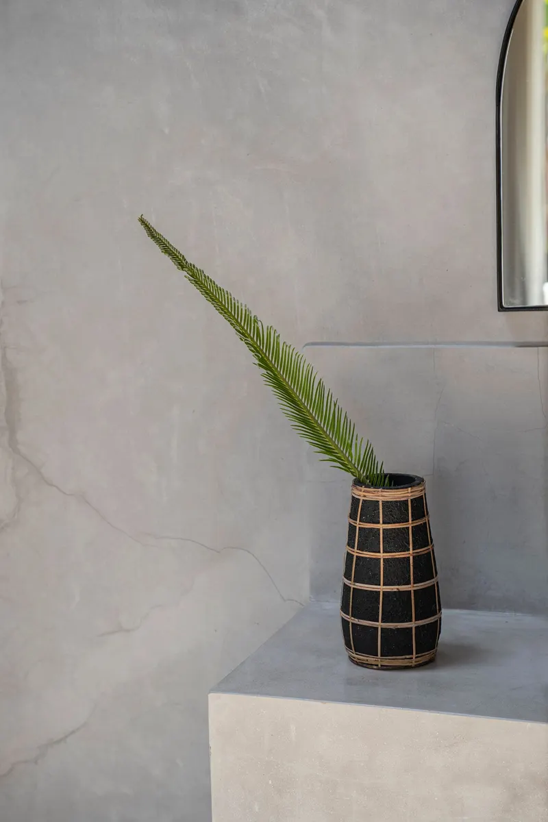 The Cutie Vase, Terrakotta- und Rattanvase von Bazar Bizar, Größe M, Schwarz / Natur, Ansicht 2
