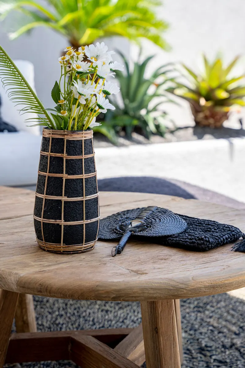 The Cutie Vase, Terrakotta- und Rattanvase von Bazar Bizar, Größe M, Schwarz / Natur, Ansicht 3