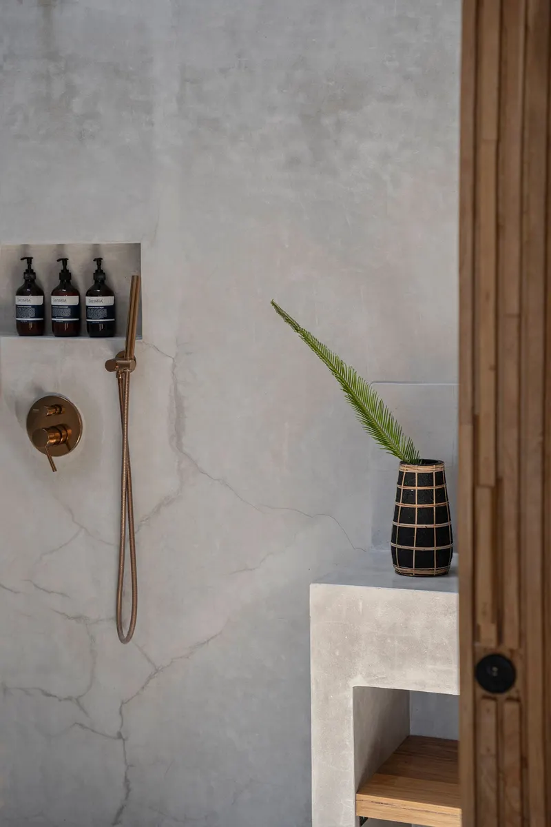 The Cutie Vase, Terrakotta- und Rattanvase von Bazar Bizar, Größe M, Schwarz / Natur, Ansicht 4