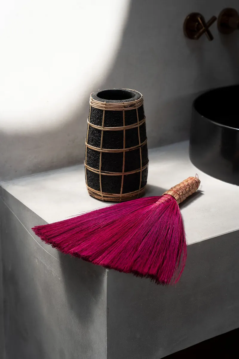 The Cutie Vase, Terrakotta- und Rattanvase von Bazar Bizar, Größe S, Schwarz / Natur, Ansicht 2