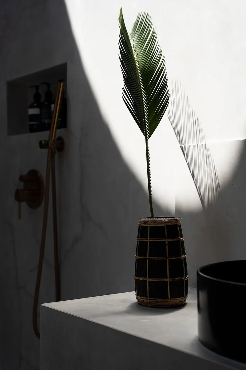 The Cutie Vase, Terrakotta- und Rattanvase von Bazar Bizar, Größe S, Schwarz / Natur, Ansicht 3
