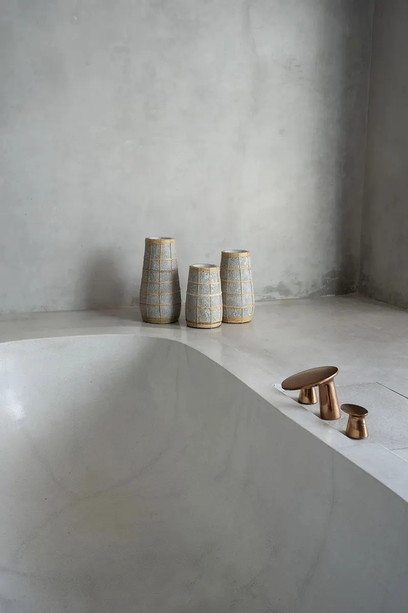 The Cutie Vase, Terrakotta- und Rattanvase von Bazar Bizar, Größe M, Beton-Natur, Ansicht 4