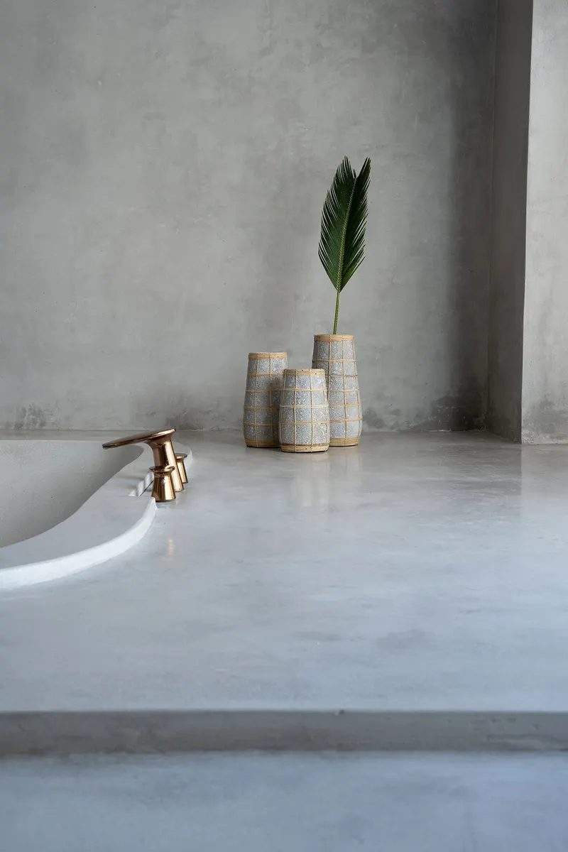 The Cutie Vase, Terrakotta- und Rattanvase von Bazar Bizar, Größe S, Beton-Natur, Ansicht 2