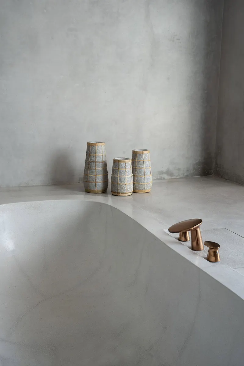 The Cutie Vase, Terrakotta- und Rattanvase von Bazar Bizar, Größe S, Beton-Natur, Ansicht 4