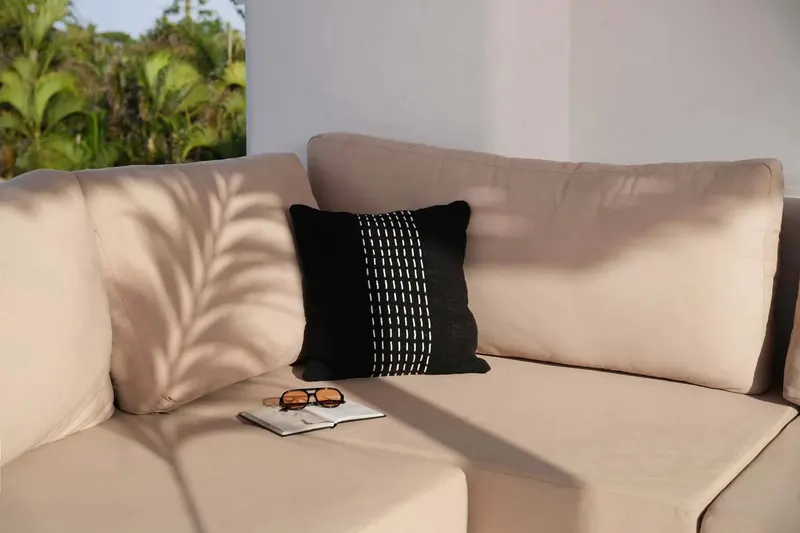 The Drizle Cushion Cover Kissenbezug aus Baumwolle von Bazar Bizar, Größe 50 × 50 cm, Schwarz / Weiß, Ansicht 2