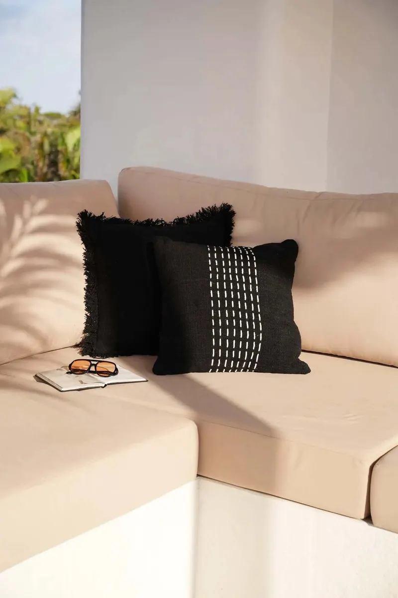 The Drizle Cushion Cover Kissenbezug aus Baumwolle von Bazar Bizar, Größe 50 × 50 cm, Schwarz / Weiß, Ansicht 3