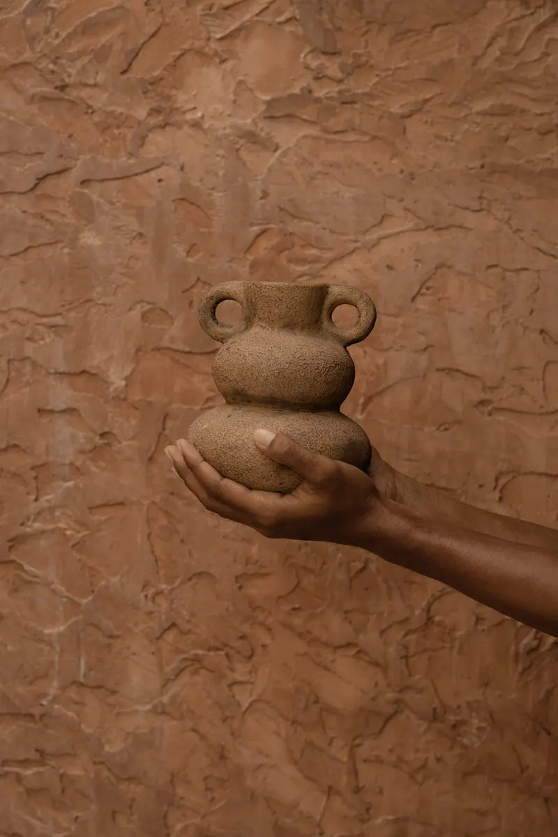 The Earthen Balance Vase aus Terrakotta von Bazar Bizar, Größe S, Sand, Ansicht 2