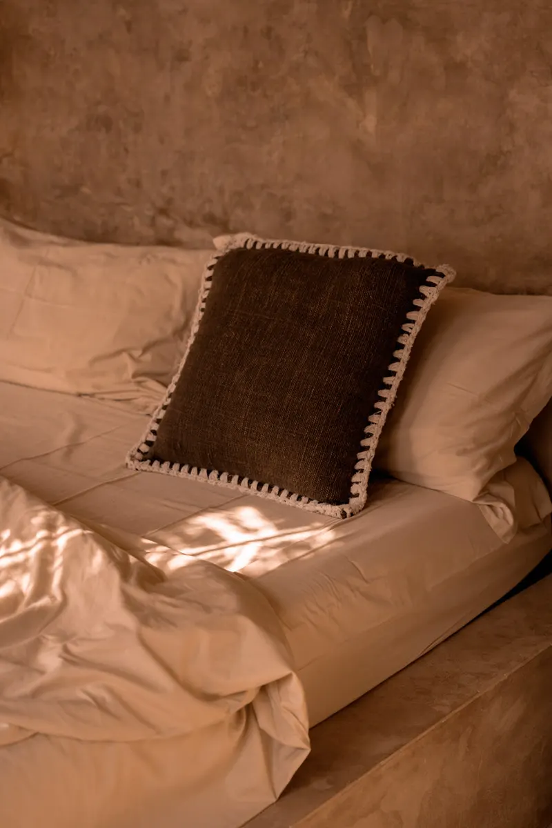 The Espresso Edge Cushion Cover Kissenbezug von Bazar Bizar, Größe 50 × 50 cm, Braun / Weiß, Ansicht 2
