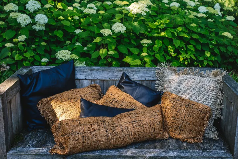 The Four Panel Leather Cushion Cover Kissenbezug von Bazar Bizar, Größe 40 × 40 cm, Schwarz, Ansicht 2