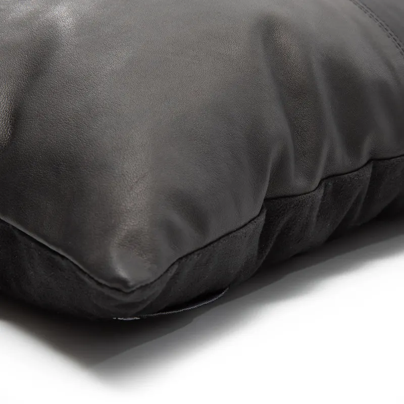 The Four Panel Leather Cushion Cover Kissenbezug von Bazar Bizar, Größe 40 × 40 cm, Schwarz, Ansicht 4