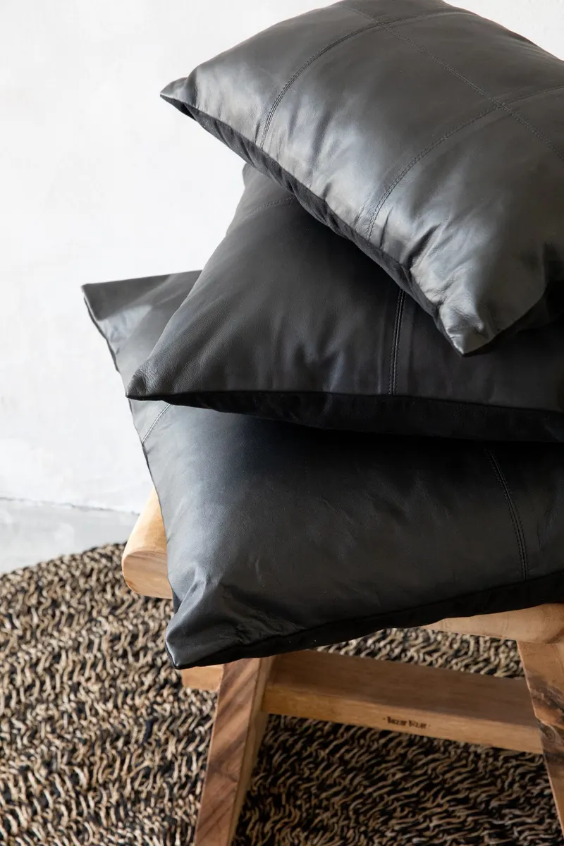 The Four Panel Leather Cushion Cover Kissenbezug von Bazar Bizar, Größe 40 × 40 cm, Schwarz, Ansicht 6