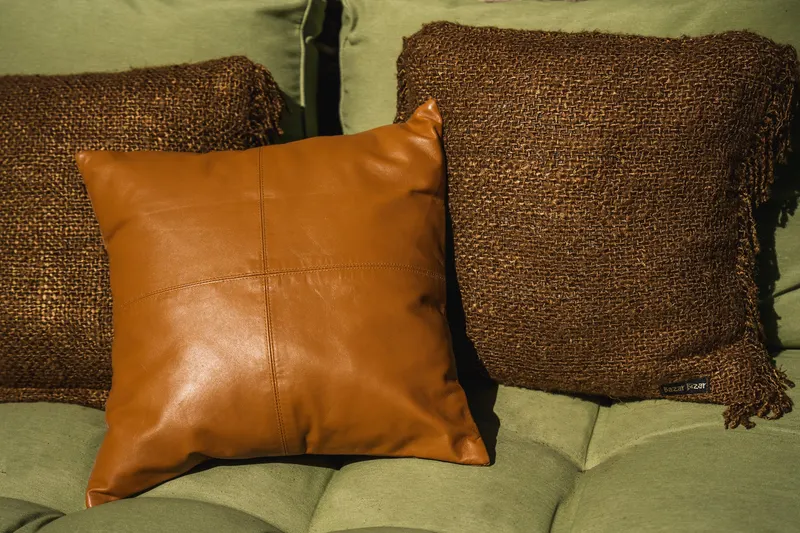 The Four Panel Leather Cushion Cover Kissenbezug von Bazar Bizar, Größe 40 × 40 cm, Camel, Ansicht 6
