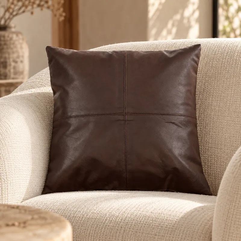 The Four Panel Leather Cushion Cover Kissenbezug von Bazar Bizar, Größe 40 × 40 cm, Schokoladenbraun, Ansicht 2