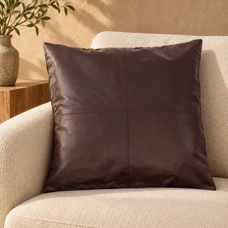The Four Panel Leather Cushion Cover Kissenbezug von Bazar Bizar, Größe 60 × 60 cm, Schokoladenbraun, Ansicht 2