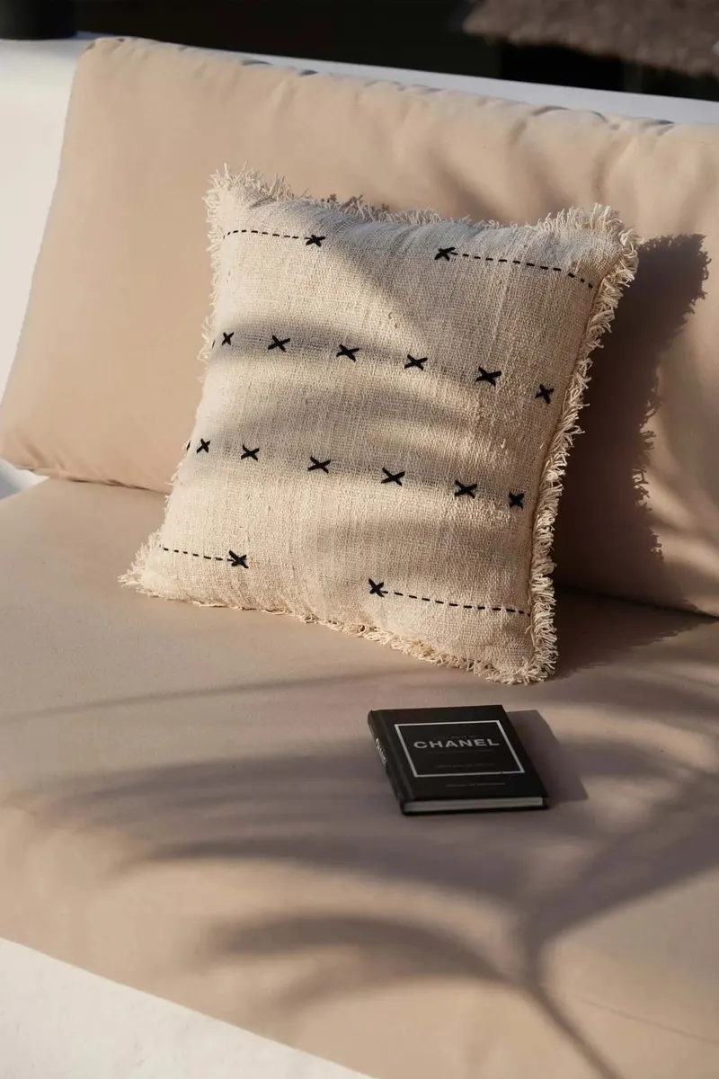 The French Kiss Cushion Cover Kissenbezug Natur / Schwarz von Bazar Bizar, Größe 50 × 50 cm, Ansicht 2