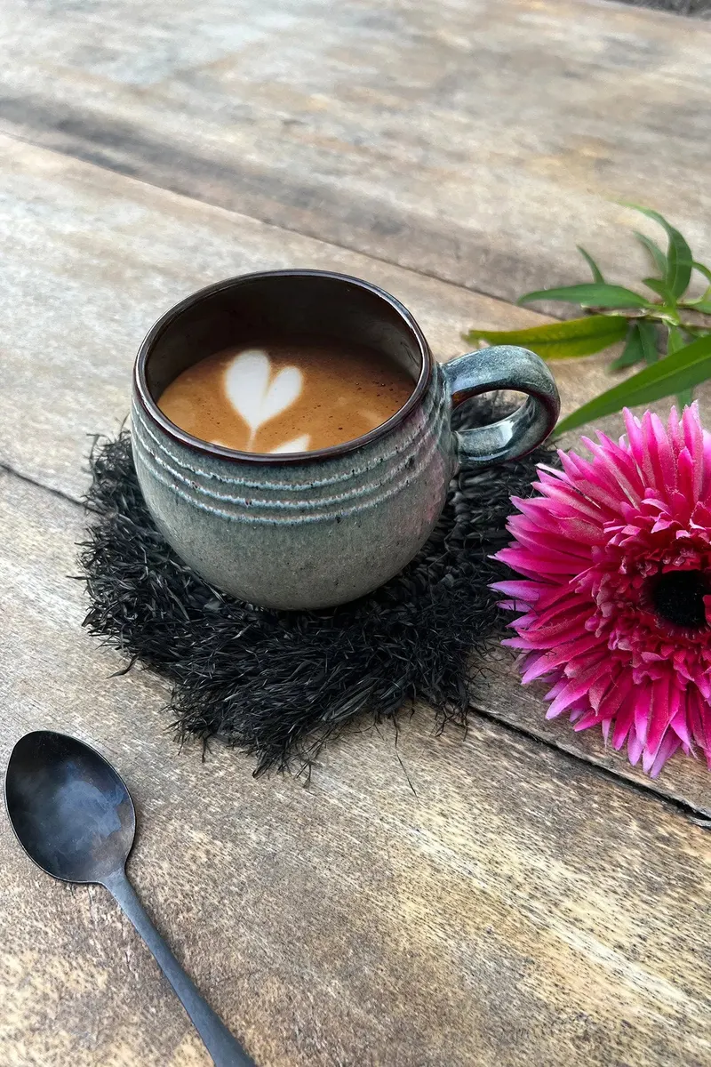The Fringe Raffia Coaster Untersetzer aus Naturfasern von Bazar Bizar, Größe 16 × 16 × 1 cm, Schwarz, Ansicht 4