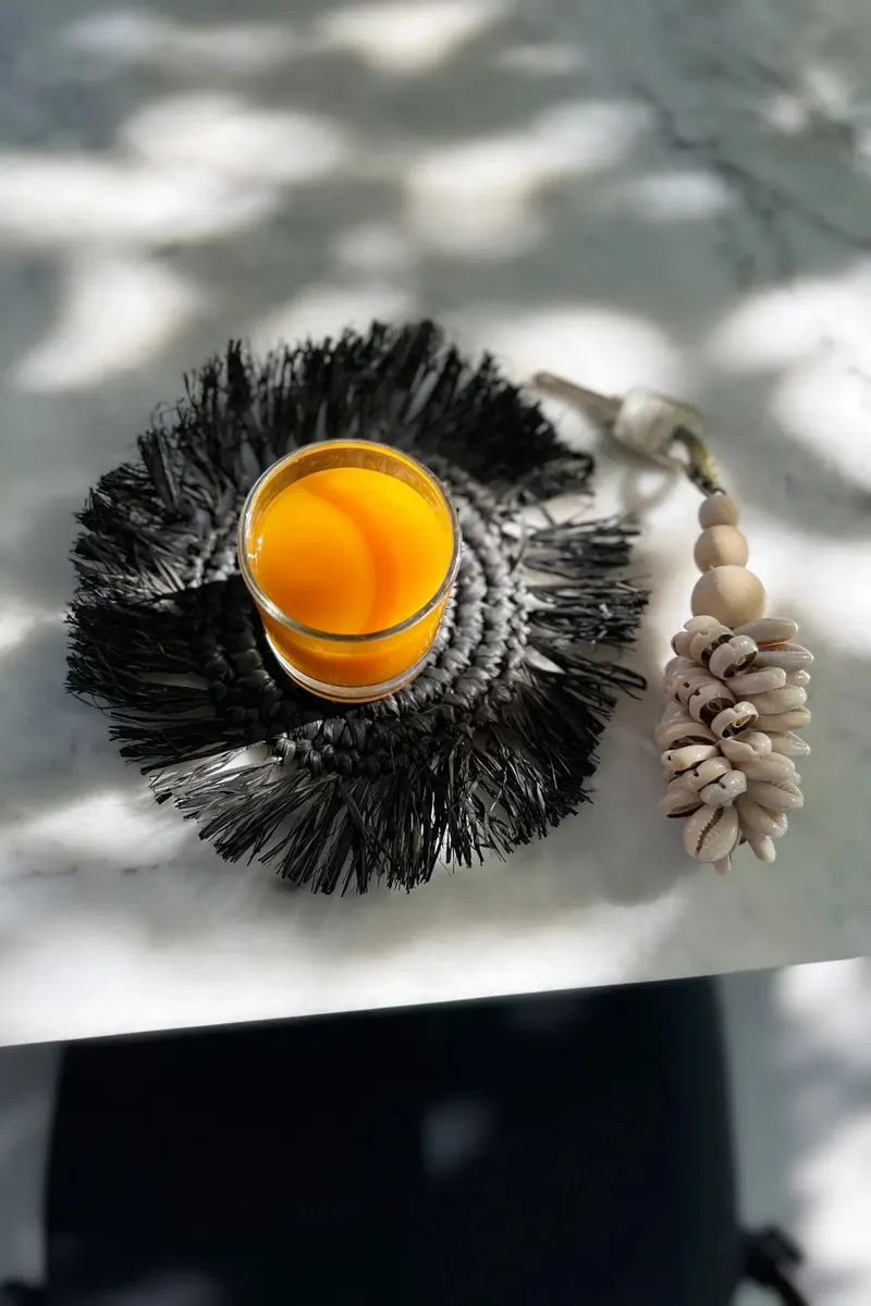 The Fringe Raffia Coaster Untersetzer aus Naturfasern von Bazar Bizar, Größe 16 × 16 × 1 cm, Schwarz, Ansicht 7