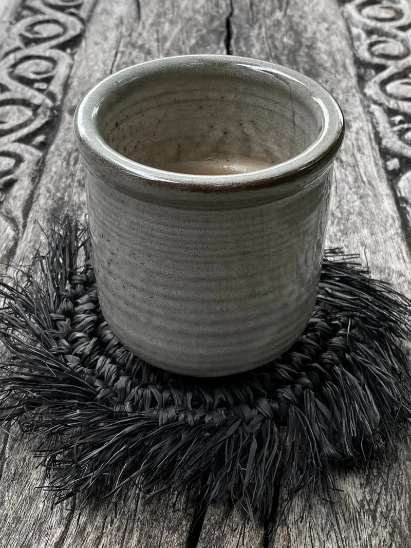 The Fringe Raffia Coaster Untersetzer aus Naturfasern von Bazar Bizar, Größe 16 × 16 × 1 cm, Schwarz, Ansicht 8