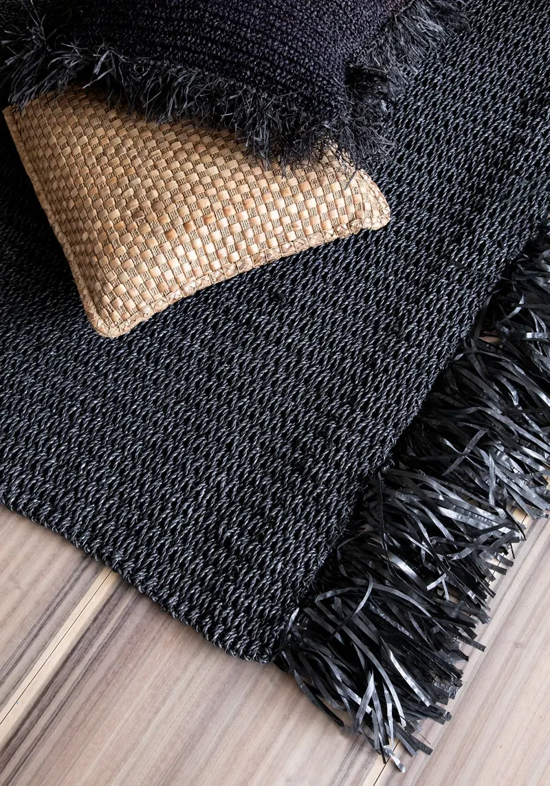 The Fringed Carpet, schwarzer Teppich, 180 × 240 cm von Bazar Bizar, Ansicht 2