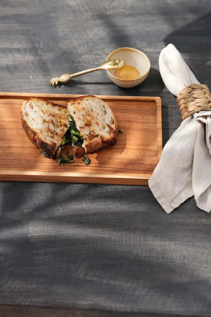 The Gormandize Tray Serviertablett aus Teakholz von Bazar Bizar, Größe L, Natur, Ansicht 3
