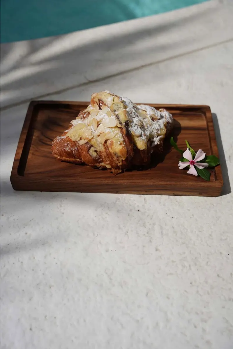 The Gormandize Tray Serviertablett aus Teakholz von Bazar Bizar, Größe M, Natur, Ansicht 3