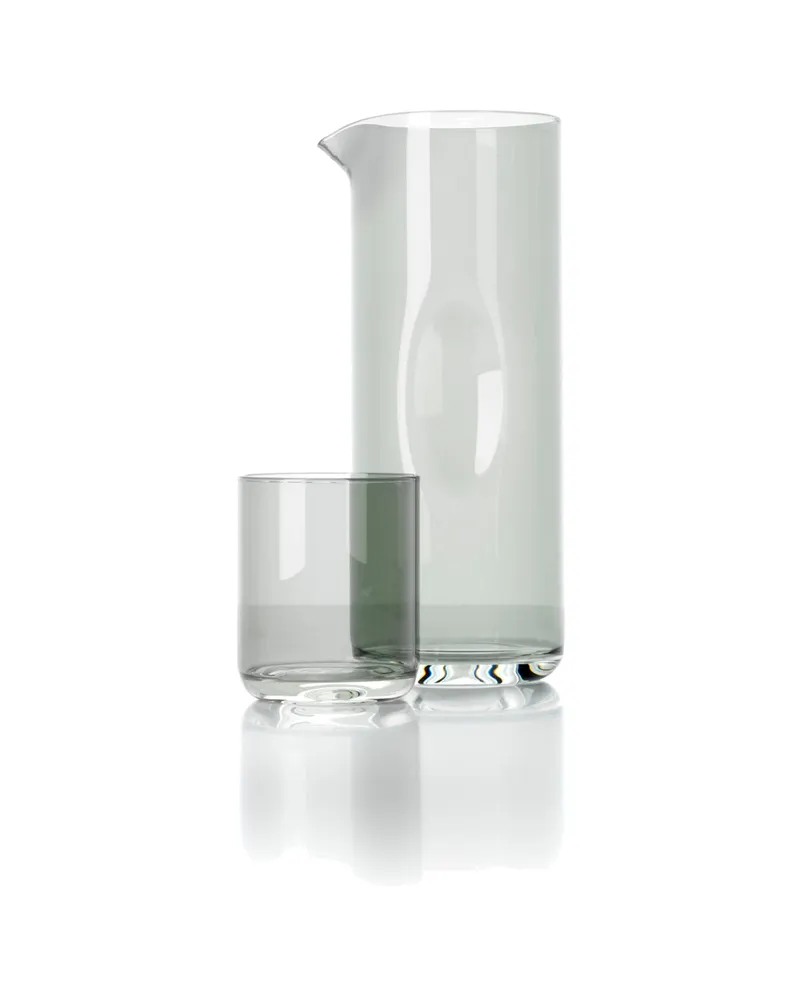 The Grip Pitcher Karaffe aus Recyclingglas von Bazar Bizar, Größe 11 × 11 × 26 cm, Rauchgrau, Ansicht 2