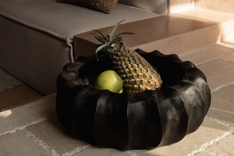 The Kuro Kabocha Bowl Schale aus Mangoholz von Bazar Bizar, Größe 40 × 40 × 15 cm, Schwarz, Ansicht 2