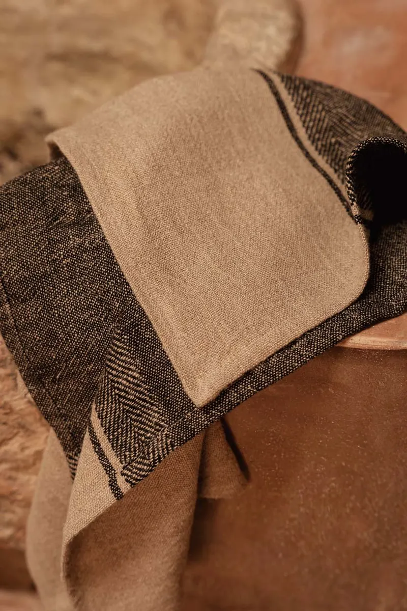 The Linen Moody Kitchen Towel Leinen-Küchentuch von Bazar Bizar, Größe 50 × 70 cm, Natur / Schwarz, Ansicht 3