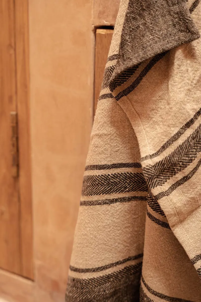 The Linen Smudge Kitchen Towel Küchentuch aus Leinen von Bazar Bizar, Größe 50 × 70 cm, Natur / Schwarz, Ansicht 3