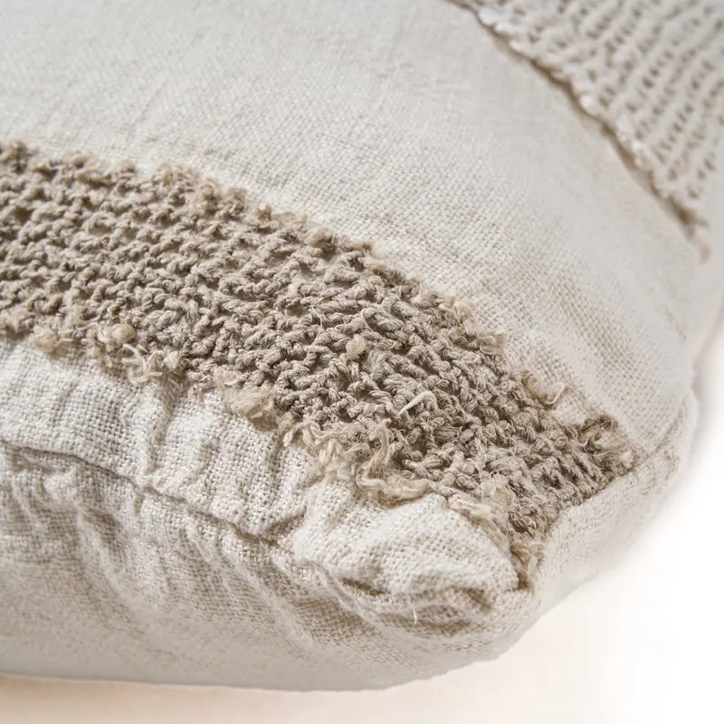 The Linen Threads Cushion Cover Kissenbezug aus Leinen von Bazar Bizar, Größe 50 × 50 cm, Weiß / Natur, Ansicht 10