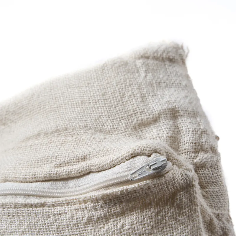The Linen Threads Cushion Cover Kissenbezug aus Leinen von Bazar Bizar, Größe 50 × 50 cm, Weiß / Natur, Ansicht 11