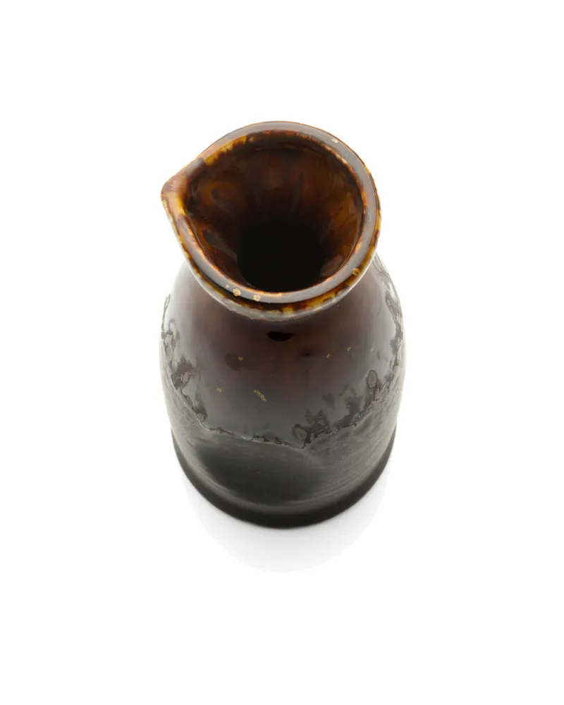 The Merapi Saké Pourer Keramik-Karaffe von Bazar Bizar, Größe 5 × 5 × 12 cm, Braun, Ansicht 2