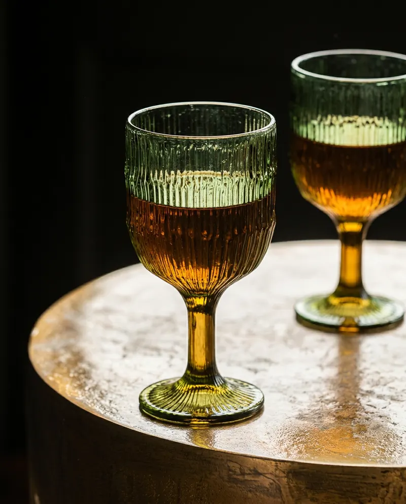 The Moss Ripple Wine Glass Trinkglas aus Recyclingglas von Bazar Bizar, Größe 8 × 8 × 16 cm, Grün, Ansicht 3