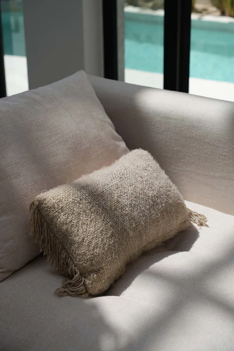 The Oh My Gee Cushion Cover Kissenbezug aus Baumwolle von Bazar Bizar, Größe 30 × 50 cm, Beige, Ansicht 2