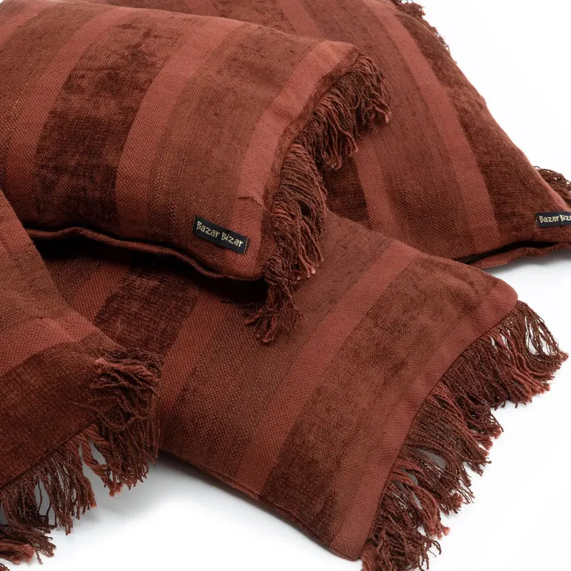 The Oh My Gee Cushion Cover Kissenbezug aus Samt von Bazar Bizar, Größe 30 × 50 cm, Burgunderrot, Ansicht 5