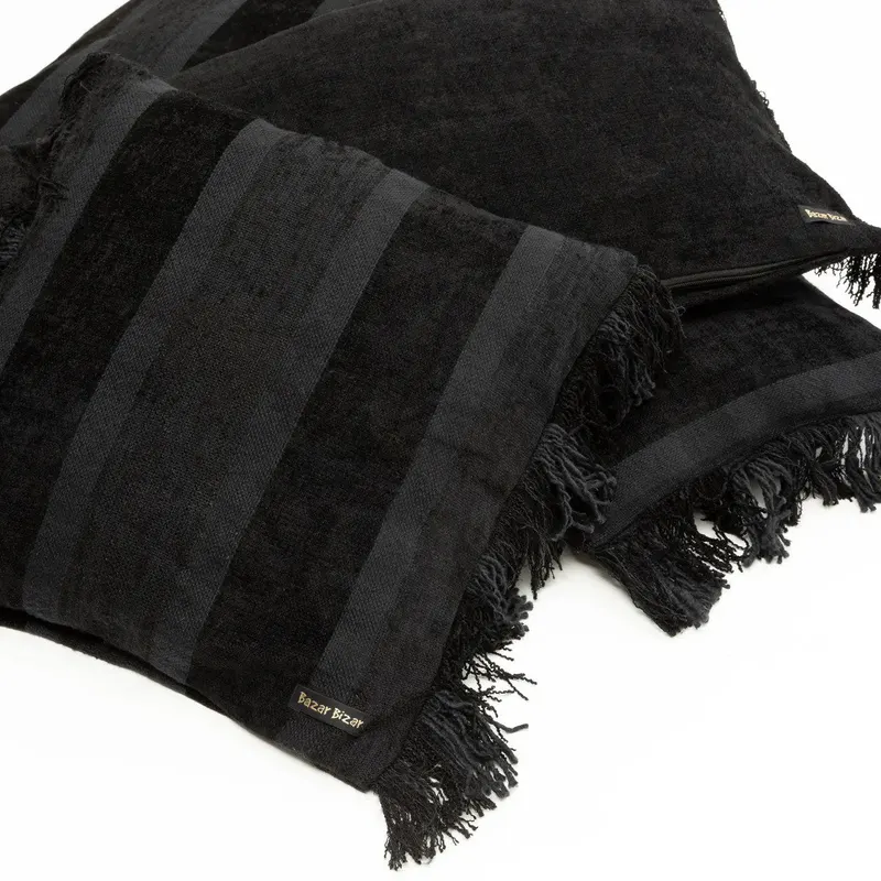 The Oh My Gee Cushion Cover Kissenbezug aus Samt von Bazar Bizar, Größe 30 × 50 cm, Schwarz, Ansicht 5