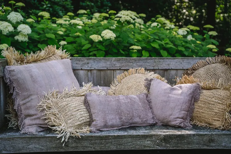 The Oh My Gee Cushion Cover Kissenbezug aus Samt von Bazar Bizar, Größe 30 × 50 cm, Betongrau, Ansicht 3