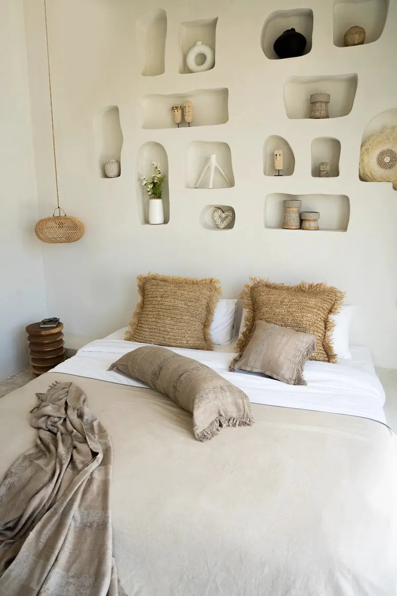 The Oh My Gee Cushion Cover Kissenbezug aus Samt von Bazar Bizar, Größe 35 × 100 cm, Beton-Samt, Ansicht 4