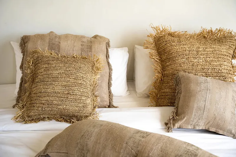 The Oh My Gee Cushion Cover Kissenbezug aus Samt von Bazar Bizar, Größe 40 × 40 cm, Betongrau, Ansicht 2