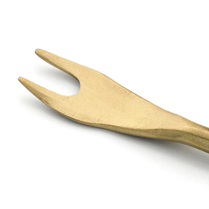 The Olive Fork Messinggabel in Gold von Bazar Bizar, Größe S, Ansicht 2
