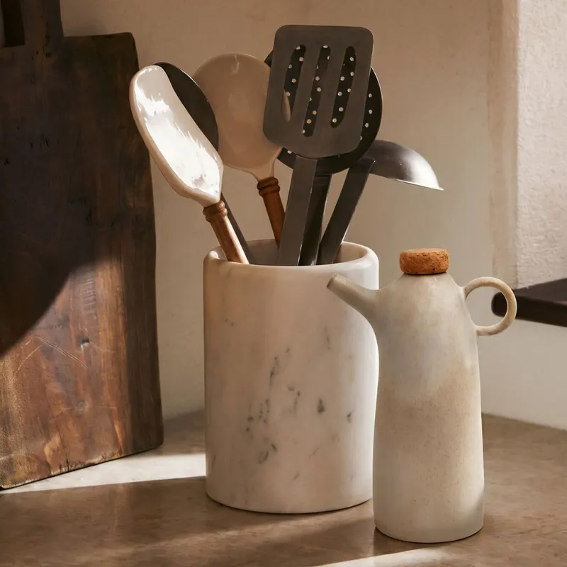 The Olive Oil Bottle N°78 Keramikflasche, Weiß von Bazar Bizar, Größe 14 × 8 × 19 cm, Ansicht 2