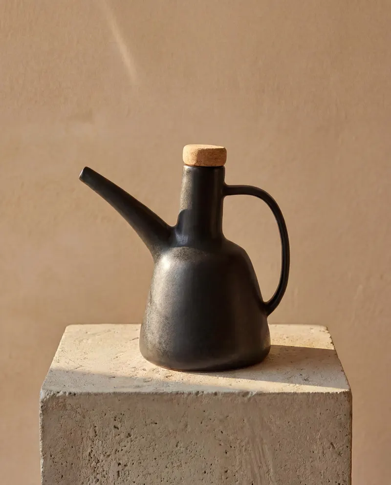 The Olive Oil Bottle N°79, Steinzeugflasche von Bazar Bizar, Größe 18 × 11 × 16 cm, Schwarz, Ansicht 2